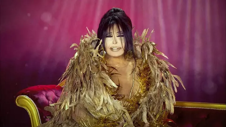 ÜNLÜ SANATÇI HASTANEYE KALDIRILDI