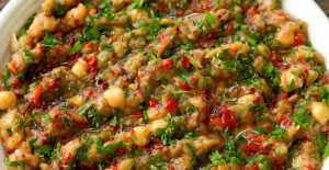 Közlenmiş Patlıcanlı ve Nohutlu Salata Tarifi