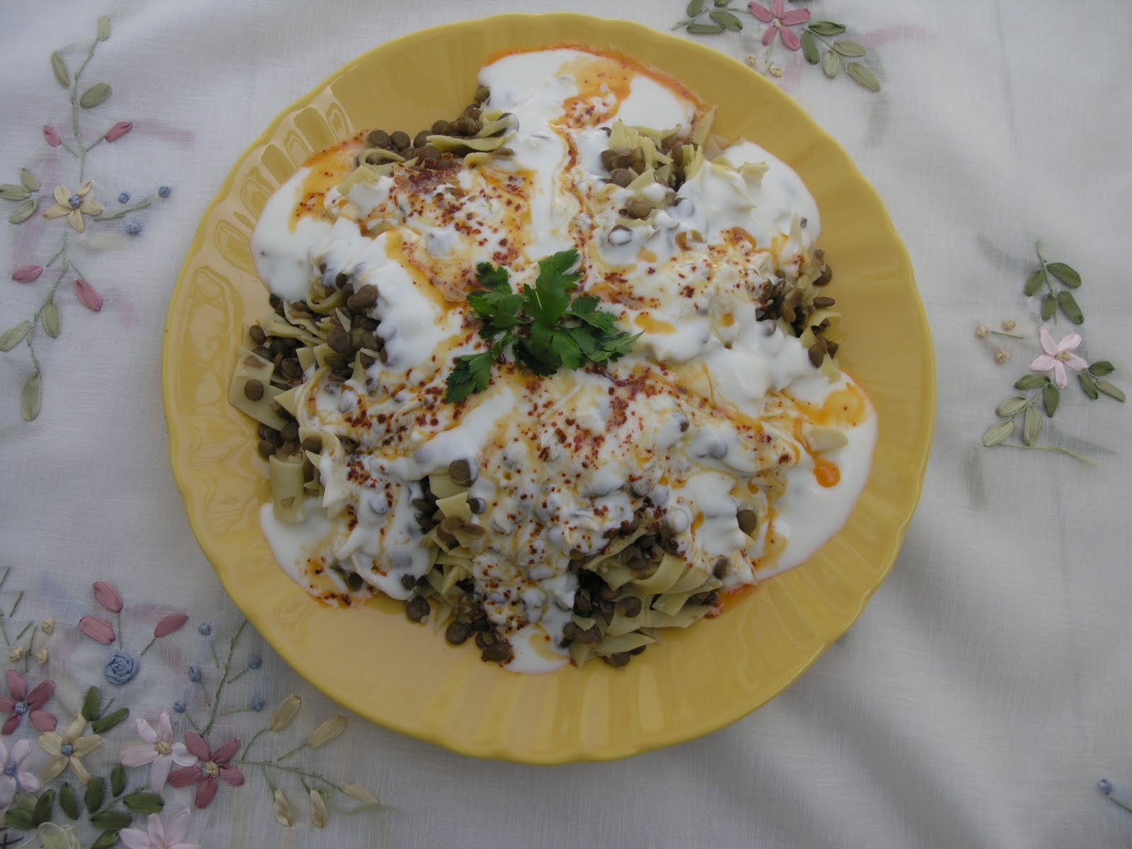 Mercimekli Yoğurtlu Erişte Salatası Tarifi - 2
