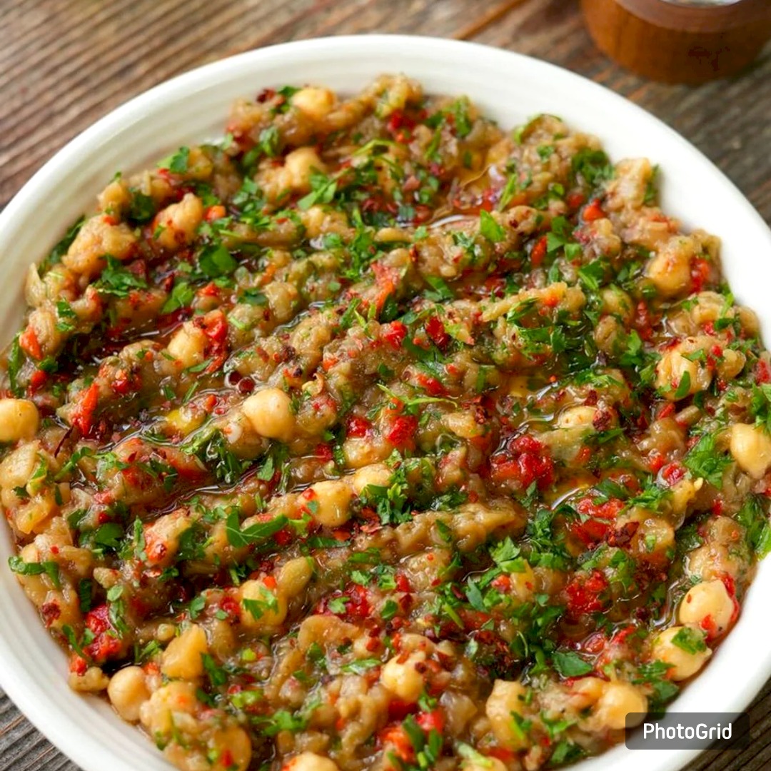 Közlenmiş Patlıcanlı ve Nohutlu Salata Tarifi - 2