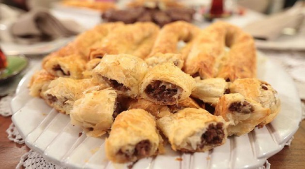 Baklava Yufkasından Kıymalı Çıtır Börek Tarifi - 2