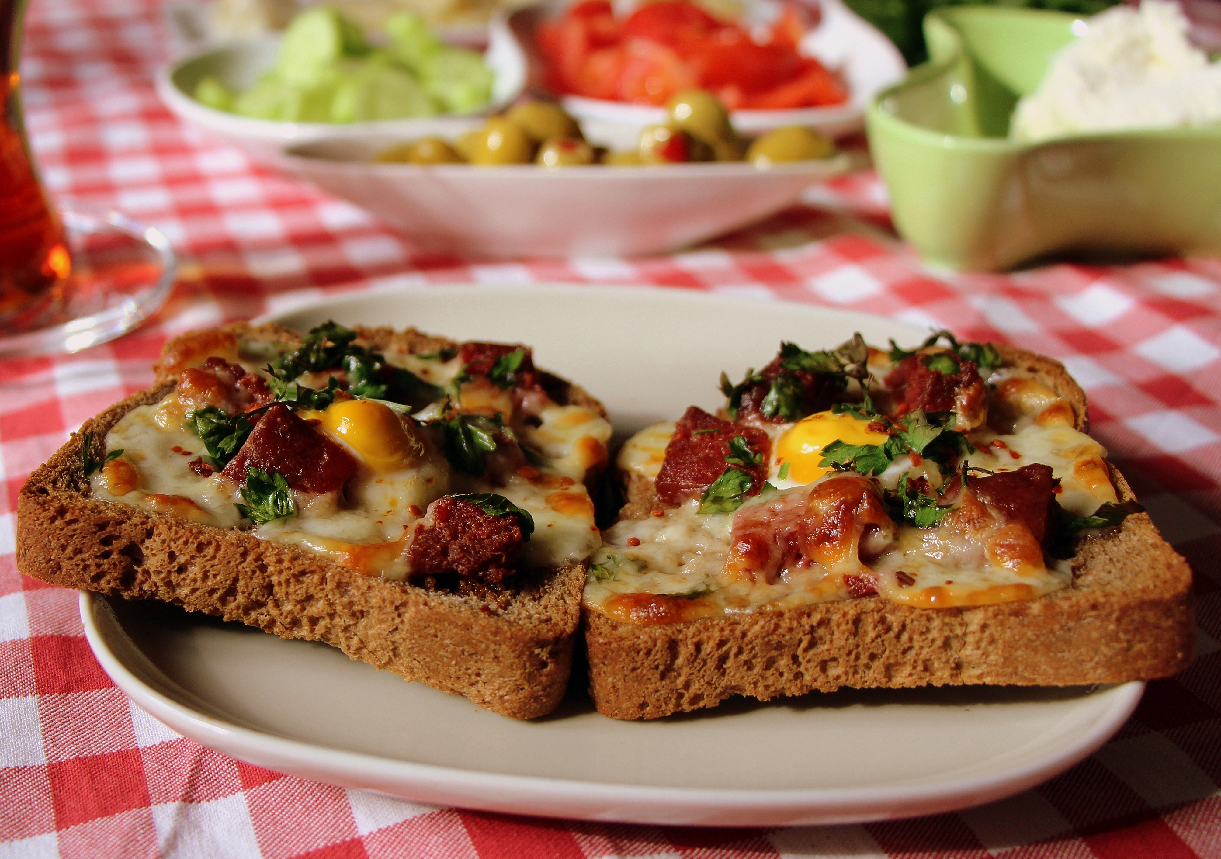 Bayat Ekmek Pizzası Tarifi - 7