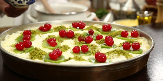 Beyaz Çikolatalı Franbuazlı Güllaç Tarifi - 7