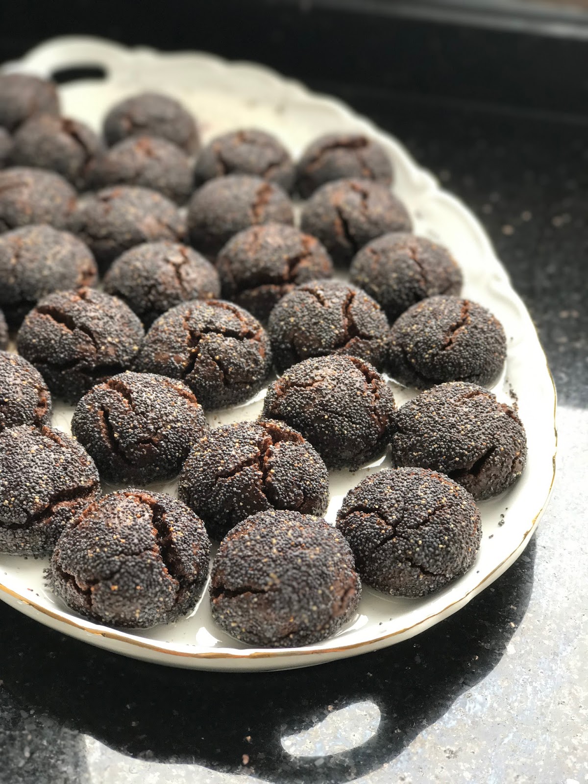 Beyaz Haşhaşlı Brownie Kurabiye Tarifi - 4