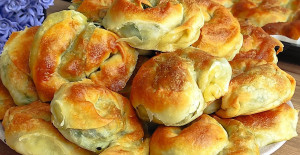 Kolay El Açması Ispanaklı Börek Tarifi