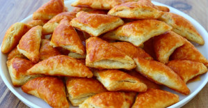 Annemin El Açması Peynirli Üçgen Börek Tarifi