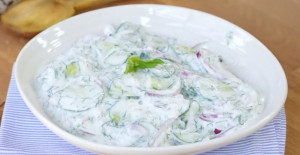 Yoğurt Soslu Salatalık Salatası Tarifi