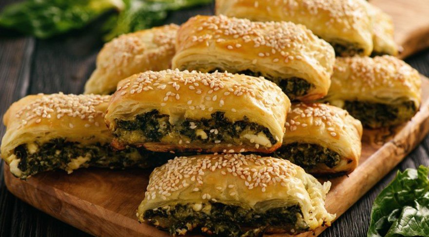 El Açması Ispanaklı Börek Tarifi - 2