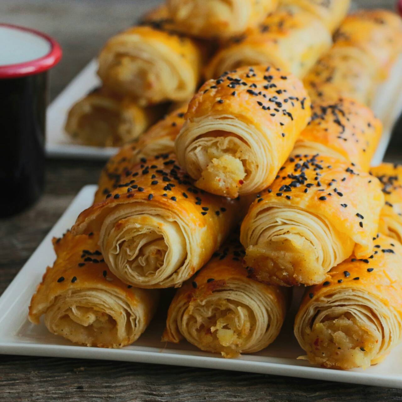 Peynirli Unlu Çıtır Börek Tarifi - 3