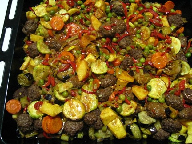 Sebzeli Fırında Köfte Tarifi - 3