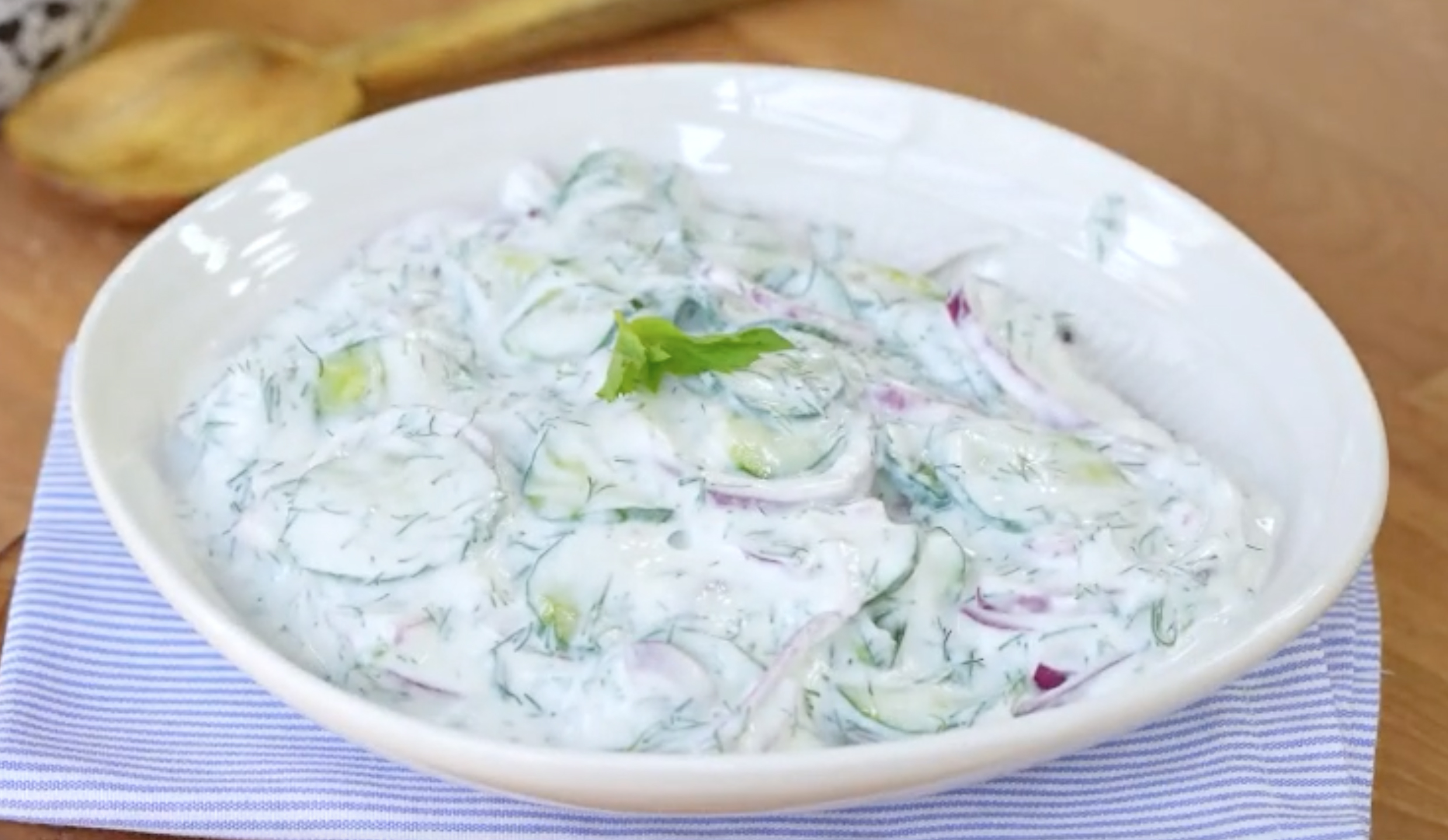Yoğurt Soslu Salatalık Salatası Tarifi - 1