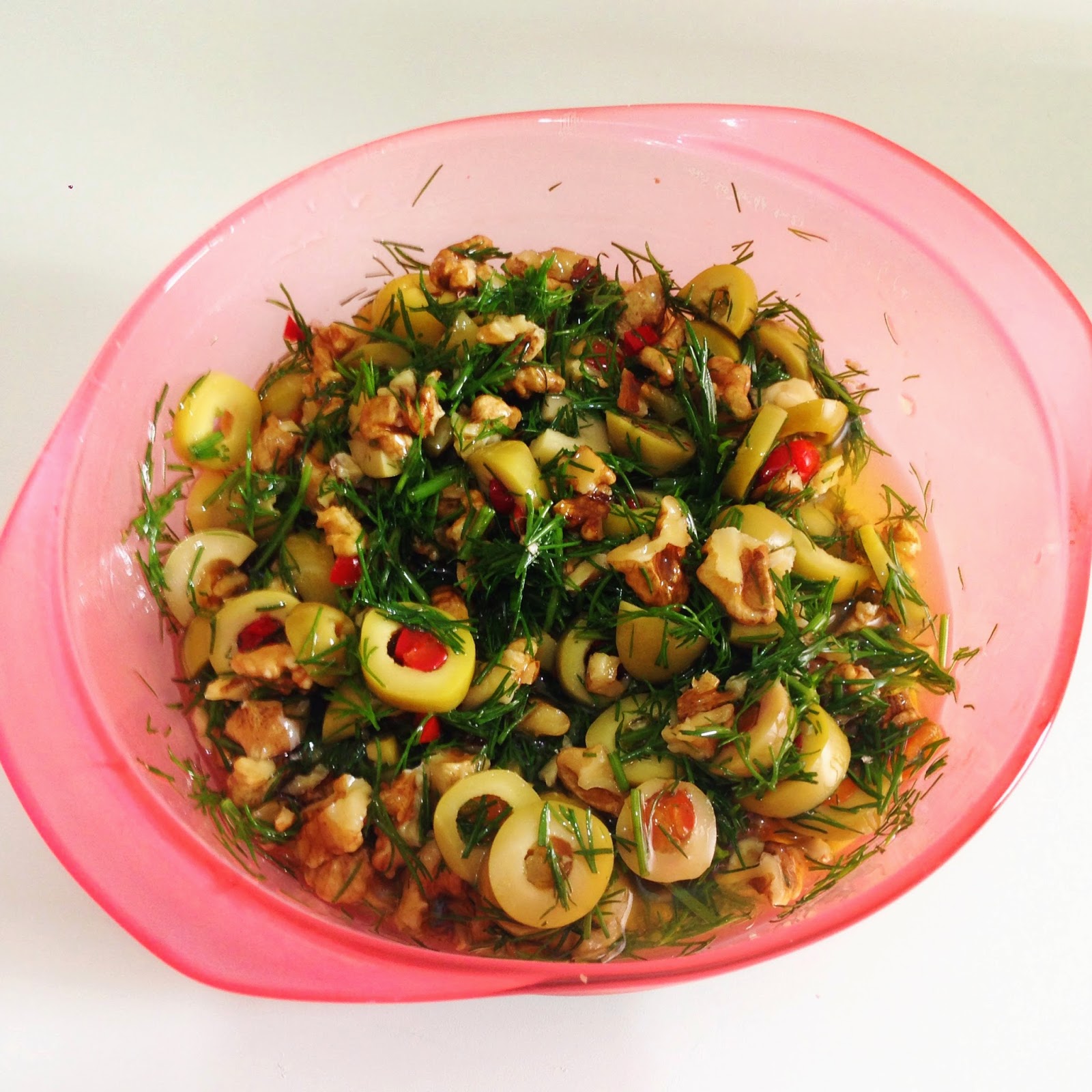 Biberli Yeşil Zeytin Salatası Tarifi - 5