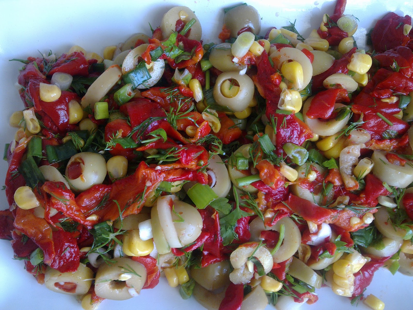Biberli Yeşil Zeytin Salatası Tarifi - 7