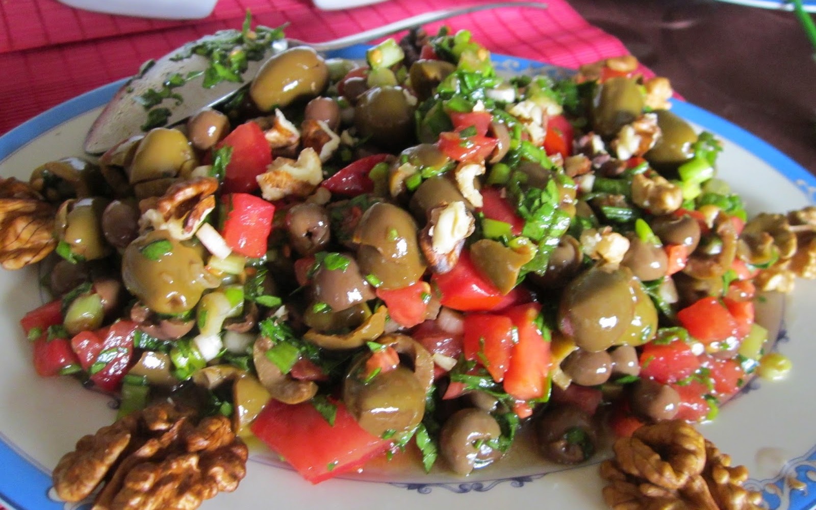 Biberli Yeşil Zeytin Salatası Tarifi - 6